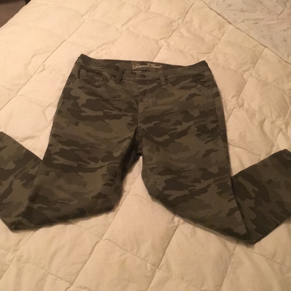 NWOT Ladies camo print jean crop